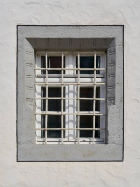 Almanya 'nın eski Wittenberg kasabasında pencere ızgarası olan tek pencere.                               