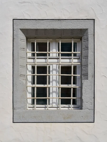 ドイツのヴィッテンバーグの旧市街にある窓グリル付きのシングルウィンドウ — ストック写真