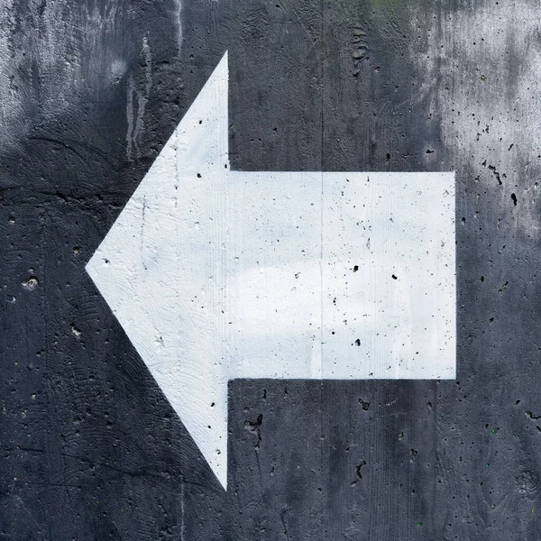 White Directional Arrow Black Background Orientation Concrete Wall — ストック写真