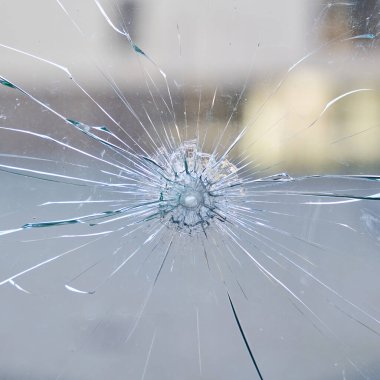   Bir mağazanın cam camı parçalanmış.                             