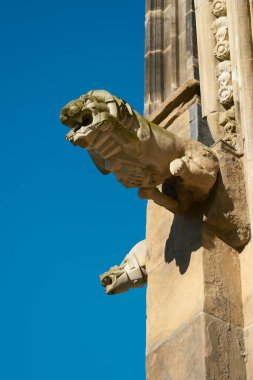  Almanya 'daki Gotik Magdeburg Katedrali' nin ortaçağ cephesinde kum taşı heykeli.                              