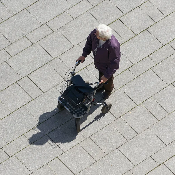 2022年4月29日 德国马格德堡 一位带着步行者走过城市的老妇人 — 图库照片