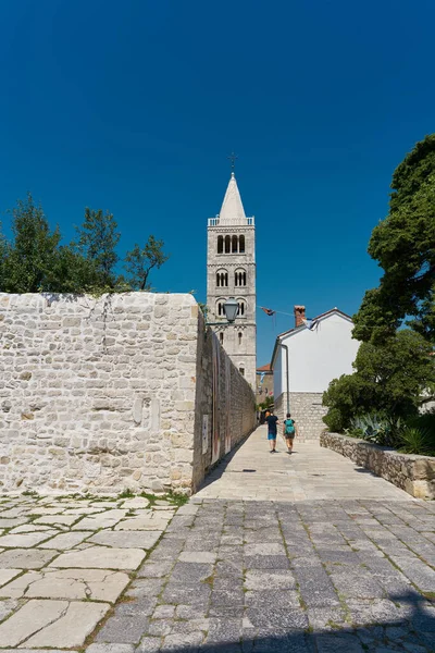 Rab, Hırvatistan 08 Ağustos 2021: Hırvatistan 'ın tarihi Rab kasabasının tarihi kenti, Bakire Meryem' in Varsayımı Kilisesi 'nin çan kulesi                               