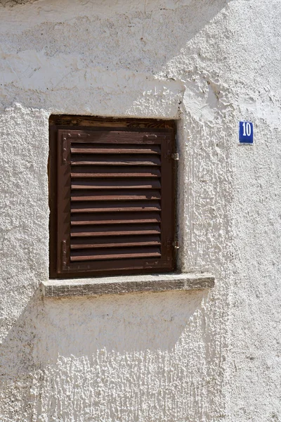 克罗地亚Krk老城设有百叶窗的单一窗口 — 图库照片