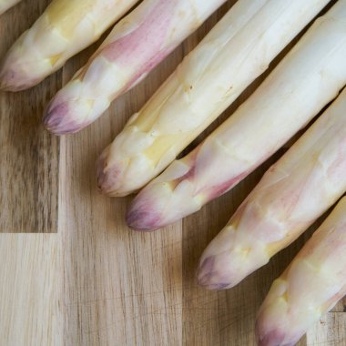   Mutfak masasında soyulmuş beyaz kuşkonmaz.                             