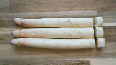   Mutfaktaki masada kesilmiş taze kuşkonmaz.                             