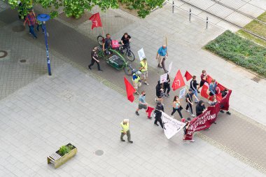  Magdeburg, Almanya, 4 Haziran 2022: Almanya 'daki Magdeburg' da Alman ordusunun yeniden silahlandırılmasına karşı birkaç katılımcıyla yapılan gösteri. Bayrağın çevirisi: Askerler katildir.                              