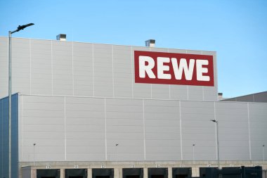  Magdeburg, Almanya 25 Mayıs 2022: Alman gıda perakendecisi Rewe 'nin Magdeburg' daki Rothensee sanayi bölgesinde yeni merkezi deposu                              