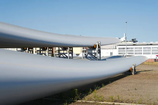ドイツのマグデブルク2022年6月10日 マグデブルク港におけるメーカーの風力タービンのローターブレード用貯蔵ヤード — ストック写真