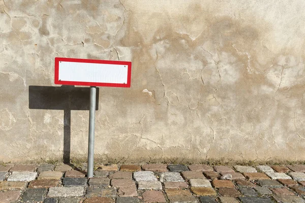 Signo Blanco Vacío Con Espacio Texto Borde Carretera Frente Una —  Fotos de Stock