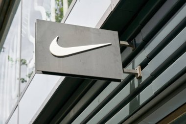 Berlin, Almanya 26 Mayıs 2022: Berlin 'deki Kurfuerstendamm' da spor malzemeleri üreticisi Nike 'ın deposu                               