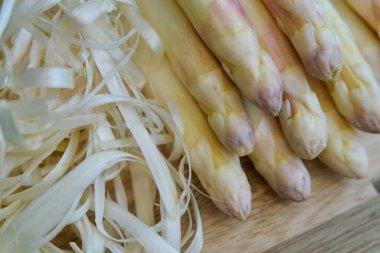 Doğrudan mutfak masasının üstündeki tarladan soyulmuş beyaz kuşkonmaz.                               