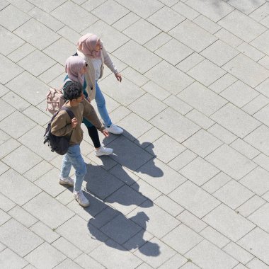 Magdeburg, Almanya 29 Nisan 2022: Magdeburg şehir merkezinde yürüyen üç genç Müslüman                               