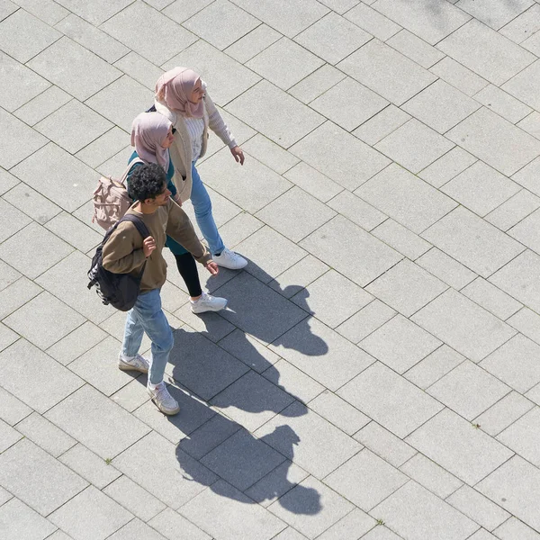 Magdeburg Alemanha Abril 2022 Três Jovens Muçulmanos Caminhando Centro Cidade — Fotografia de Stock