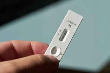  Kendi kendini idare eden Corona antijen testi pozitif sonuç verdi.                              