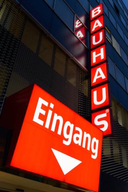 Berlin, Almanya 26 Mayıs 2022: Akşam saatlerinde Berlin 'de DIY zinciri Bauhaus AG' nin ışıklı neon işareti                               