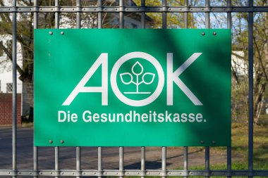  Wittenberg, Almanya 17 Nisan 2022: Wittenberg 'deki AOK sağlık sigorta şirketinin bir şubesinin çitini imzalayın. Tabeladaki çeviri: AOK Sağlık Sigorta Şirketi                              