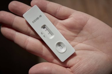   Kendi kendini idare eden Corona antijen testi pozitif sonuç verdi.                              