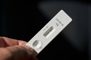   Kendi kendini idare eden Corona antijen testi pozitif sonuç verdi.                              