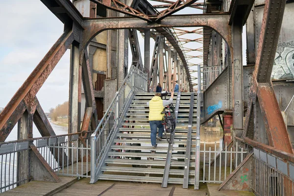 Magdeburg Germany March 2022 Pedestrians Crossing Dilapidated Lift Bridge River — Fotografia de Stock