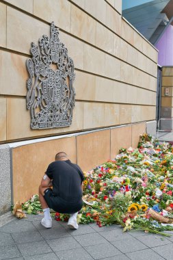 Berlin, Almanya 9 Eylül 2022: Kraliçe 2. Elizabeth 'in Berlin' deki İngiliz Büyükelçiliği 'nde öldüğü haberinin hemen ardından çiçeklere sempati ifadeleri                               