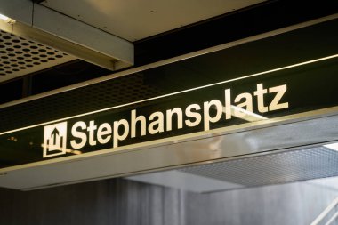   Stephansplatz istikametindeki Viyana metrosunun çıkışını gösteren bir tabela.                             