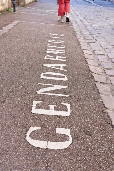 フランスのコルマールの警察署の前の駐車場にGendarmerieを書く — ストック写真
