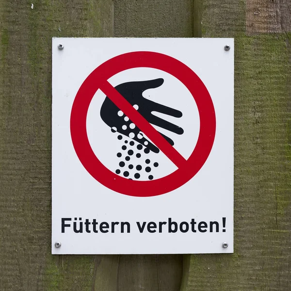 在德国一家动物园的栅栏上贴上禁止喂食的题词的签名 — 图库照片