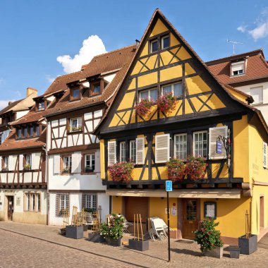  Colmar, Fransa 28 Ağustos 2022: Fransa 'nın eski Fransa kenti Colmar' da tarihi yarı keresteli evler                              