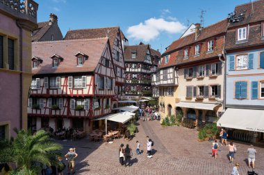  Colmar, Fransa 31 Ağustos 2022: Dünyanın dört bir yanından gelen turistler Fransa 'nın eski ve güzel ortaçağ kenti Colmar' da                              