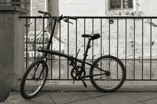 Bicicleta Estacionada Margem Rio Lauch Cidade Velha Colmar França — Fotografia de Stock