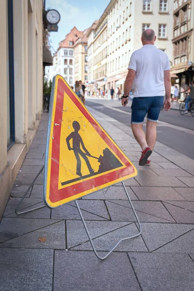 Straßburg Frankreich August 2022 Baustellenschild Und Passant Auf Einem Bürgersteig — Stockfoto