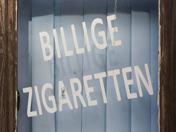 Escaparate Con Inscripción Billige Zigaretten Ciudad Polaca Swinoujscie Traducción Del — Foto de Stock