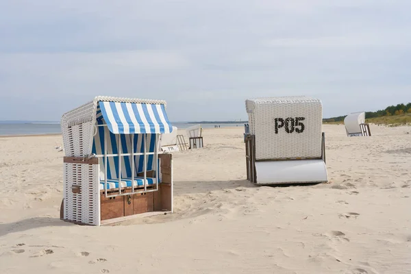 秋季假期结束时 德国阿赫贝克附近的乌塞敦岛上波罗的海海滩上的海滩椅 — 图库照片