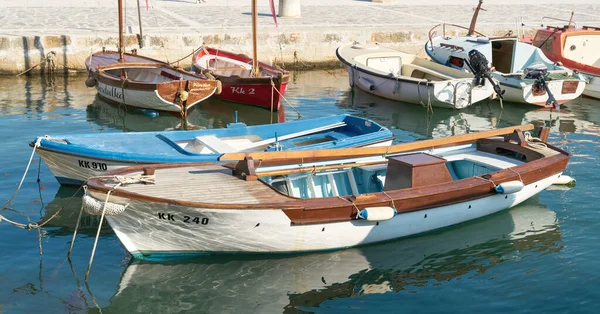 Крк Хорватия Августа 2021 Года Небольшие Рыбацкие Лодки Экскурсионные Лодки — стоковое фото