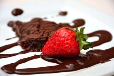 Çikolatalı kek ve şurubu karışımı ile strawberrry