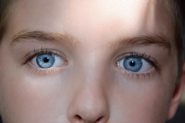 Jongen met helder blauwe ogen — Stockfoto