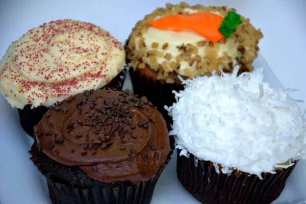 Бархат, морковь, шоколад и кокосовые пирожные — стоковое фото