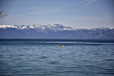 adam Lake tahoe içinde kanosu