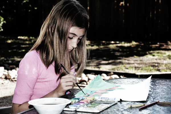 Ragazza pittura fuori — Foto Stock