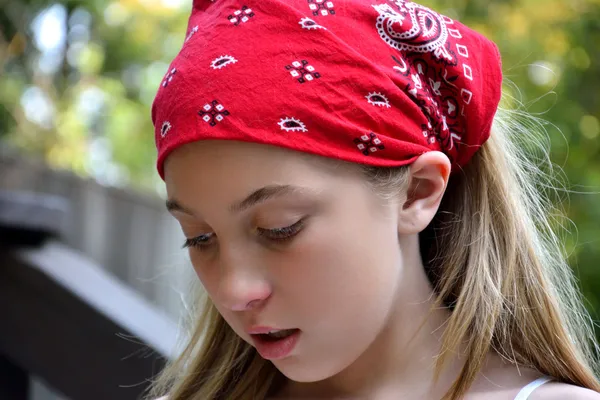 Triste adolescente ragazza indossa bandana rossa — Foto Stock