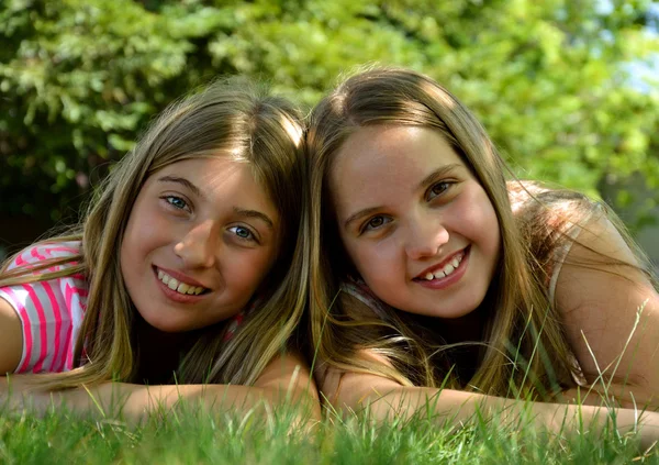Két lány legjobb barátja mosolyogva — Stock Fotó