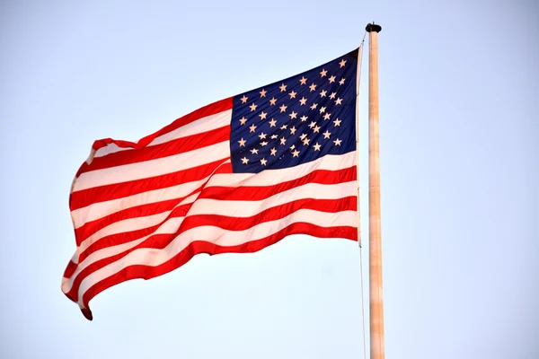 American Flag On Pole Blowing In Wind — Stock Photo, Image
