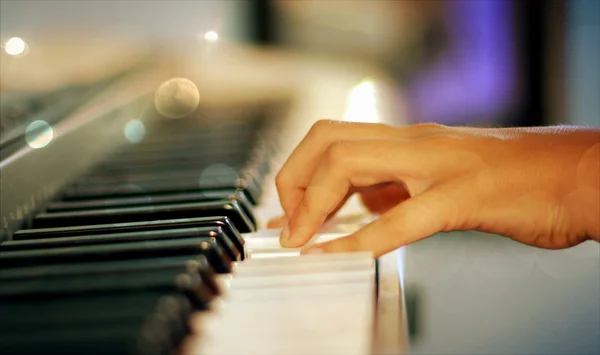 Mano sulla tastiera del pianoforte — Foto Stock