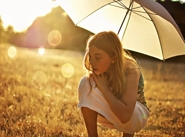 Vintage boke foto van meisje zit in de zonsondergang — Stockfoto