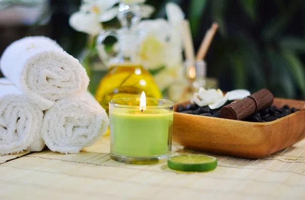 Spa kayalar ve havlu