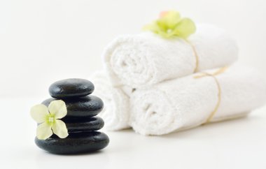Spa taşlar, çiçek & beyaz havlular