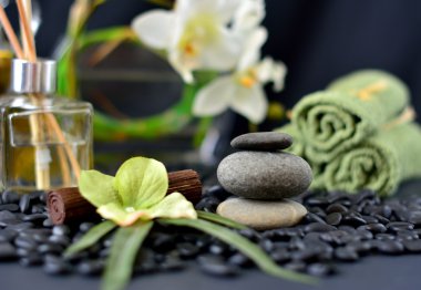 karanlık ortamda Spa kayalar
