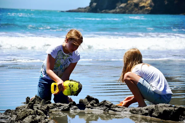 Girls At The Beach Making Sand Castle — Stock Photo, Image