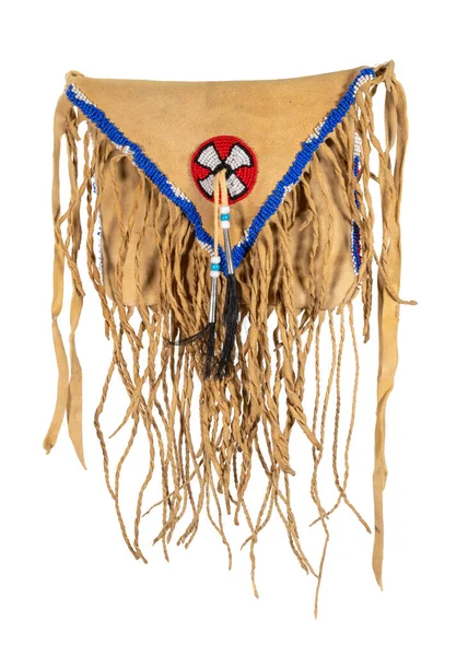 Pytel severoamerických indiánů. Vyrobeno z jelení kůže vyšívané barevnými skleněnými perlemi a koženými šňůrami — Stock fotografie